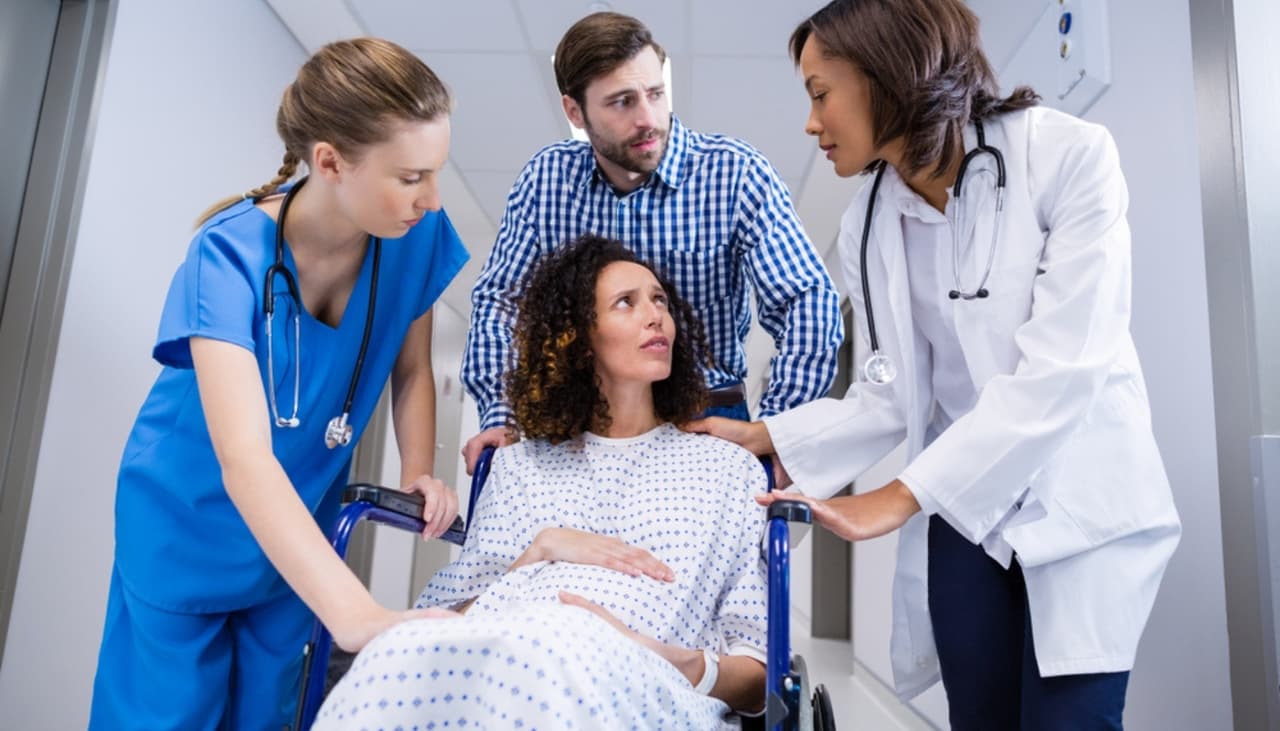 Hay una dolorosa práctica que te pueden hacer después del parto “por el bien tu esposo”