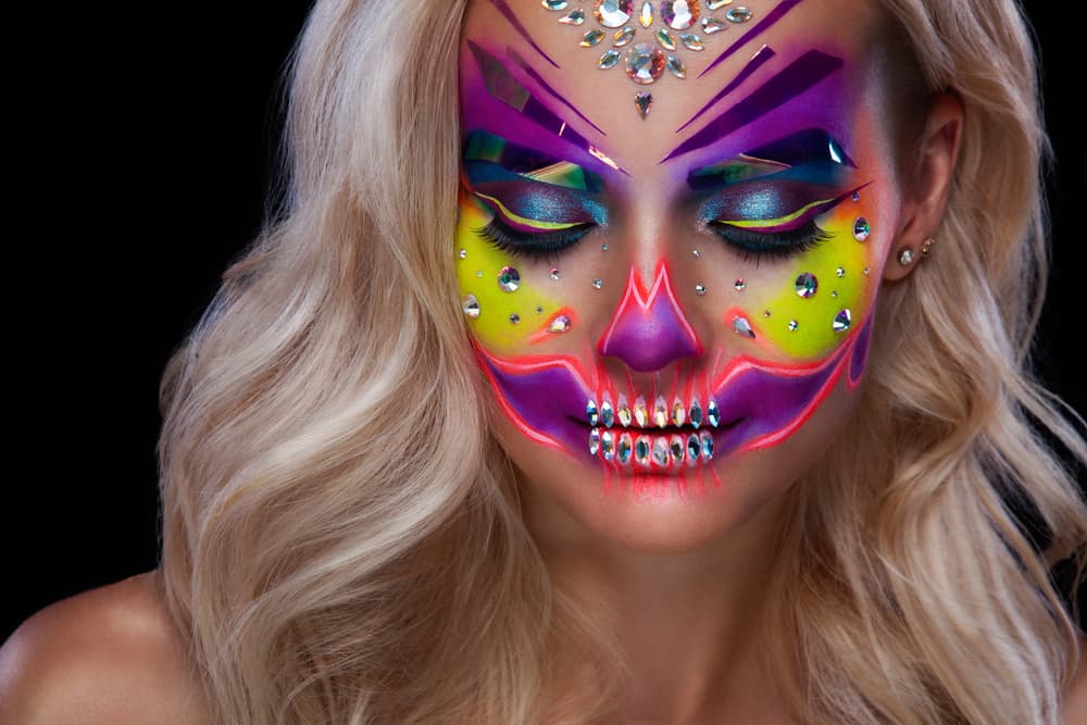 Maquillaje de Catrina en colores neón: la tendencia más colorida para Día de Muertos