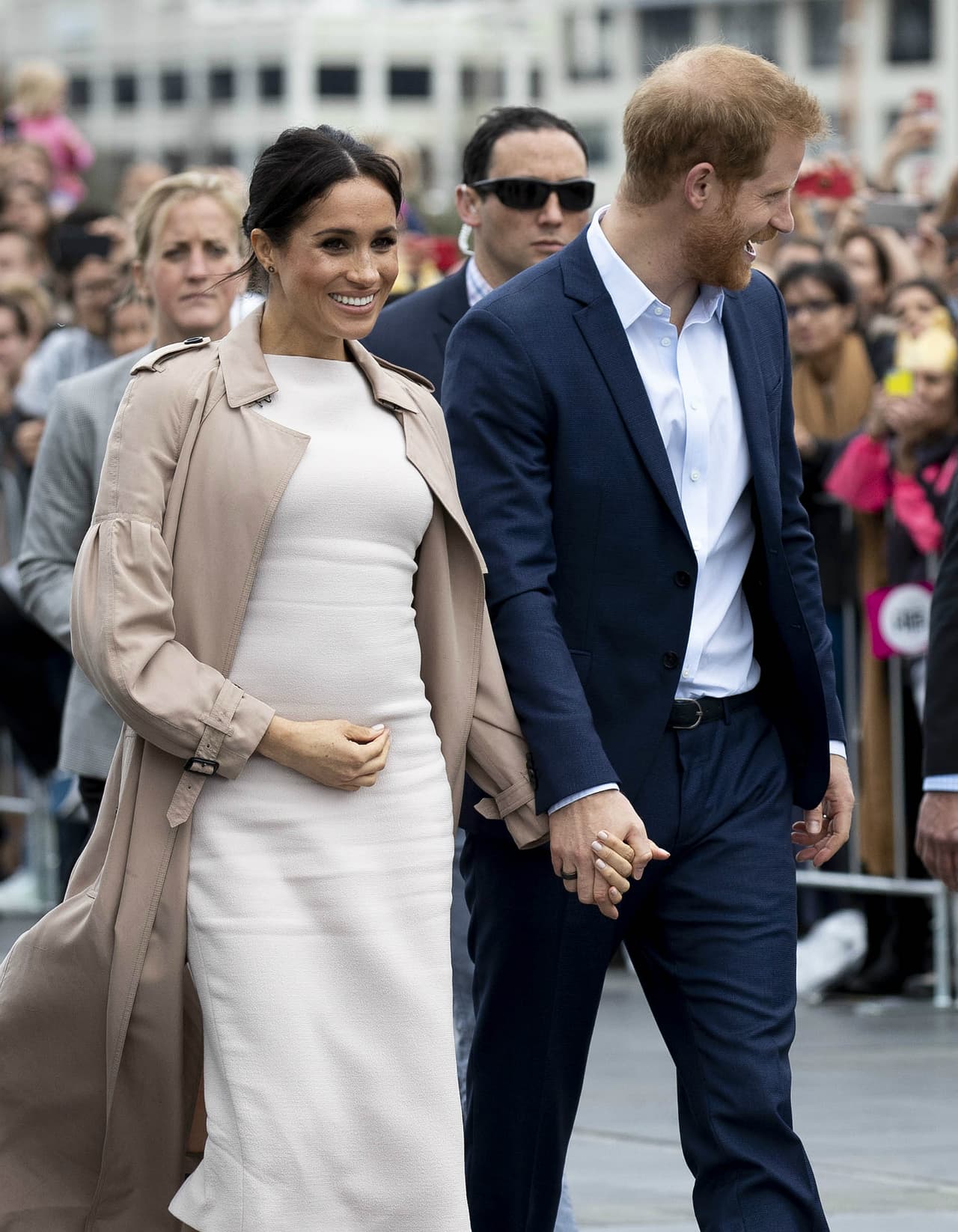 La gente cree que Meghan Markle espera gemelos por como luce su ENORME baby bump en este vestido