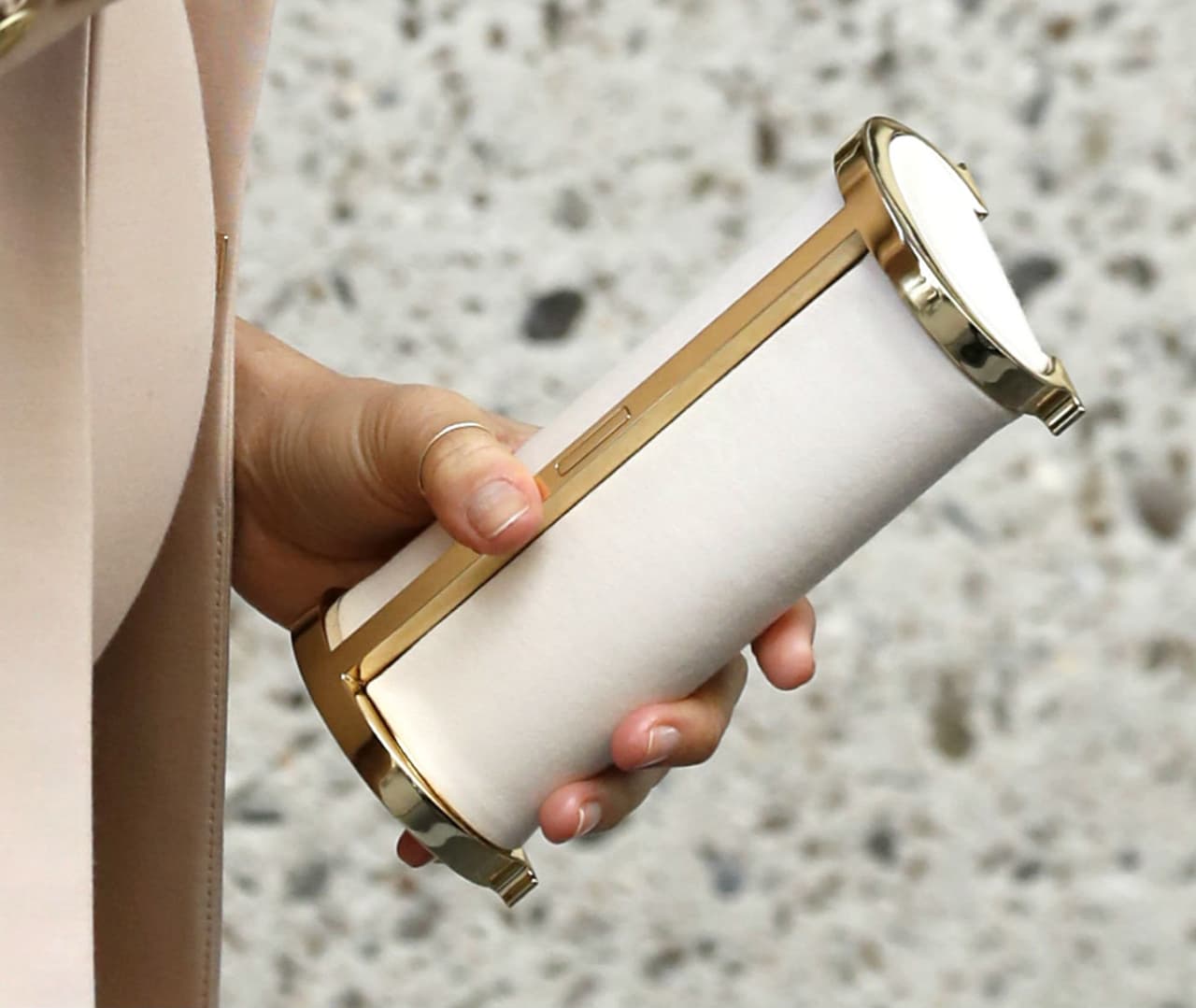 Meghan Markle ama TANTO este color que hasta crearon un bolso de mano exclusivo para ella