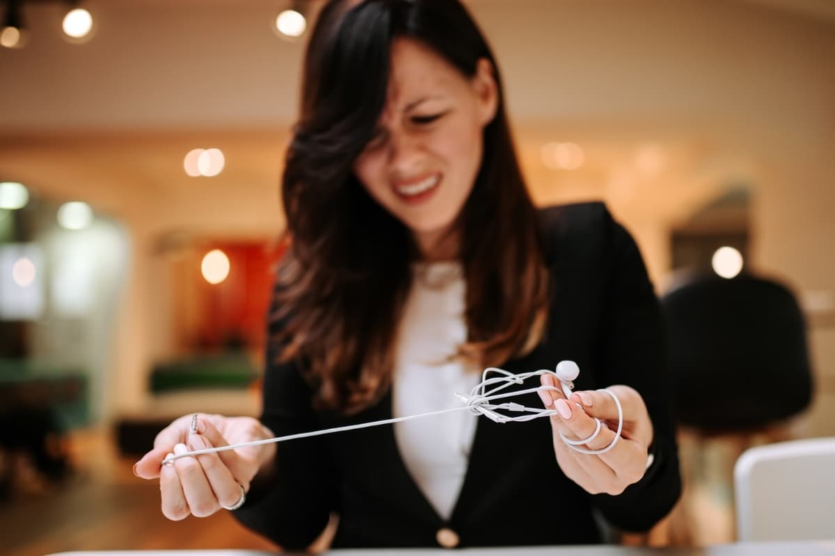 ¿Por qué los audífonos siempre se enredan? No es tu culpa, la ciencia explica el motivo