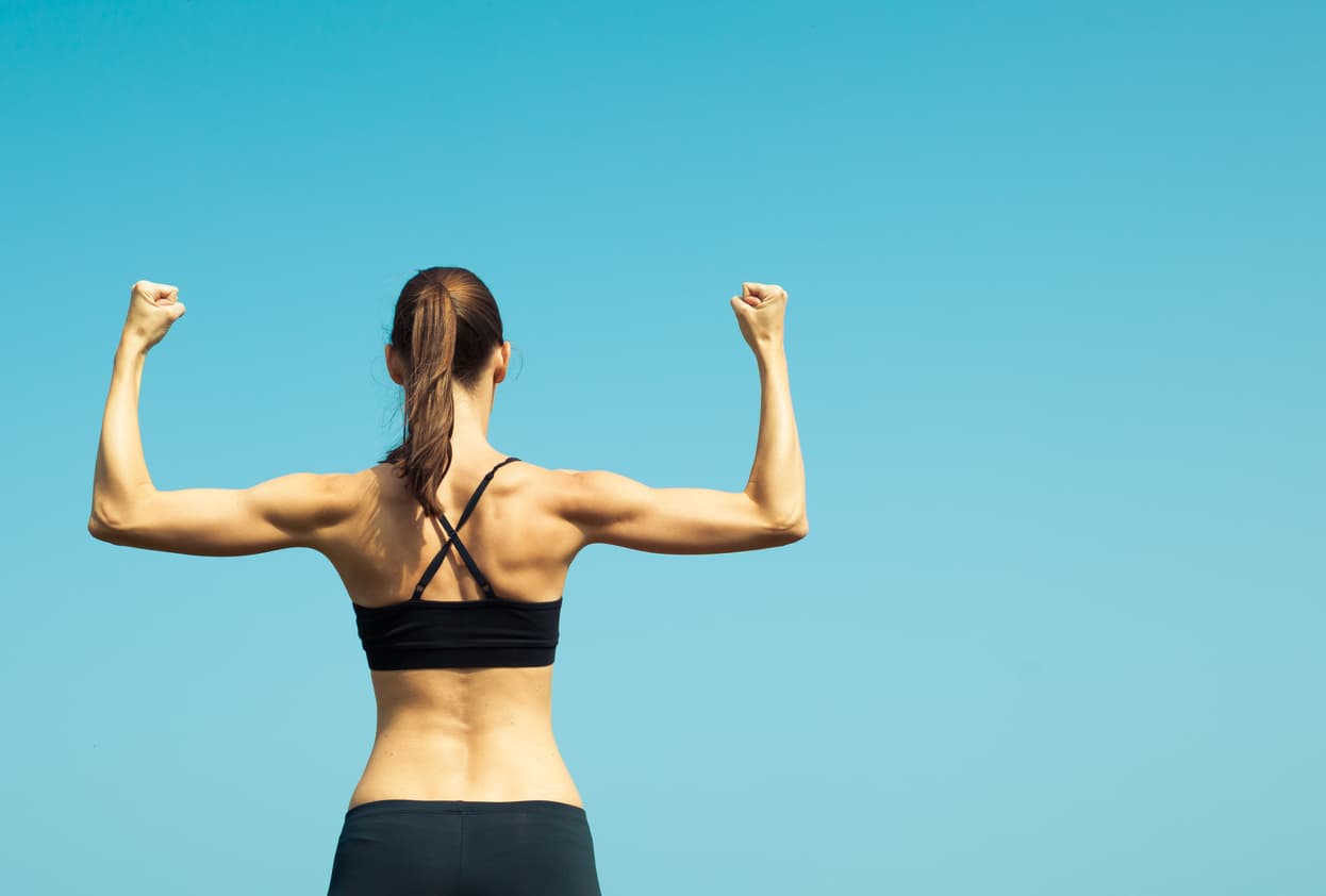 Adelgaza y tonifica tus brazos con 10 sencillos ejercicios sin pesas