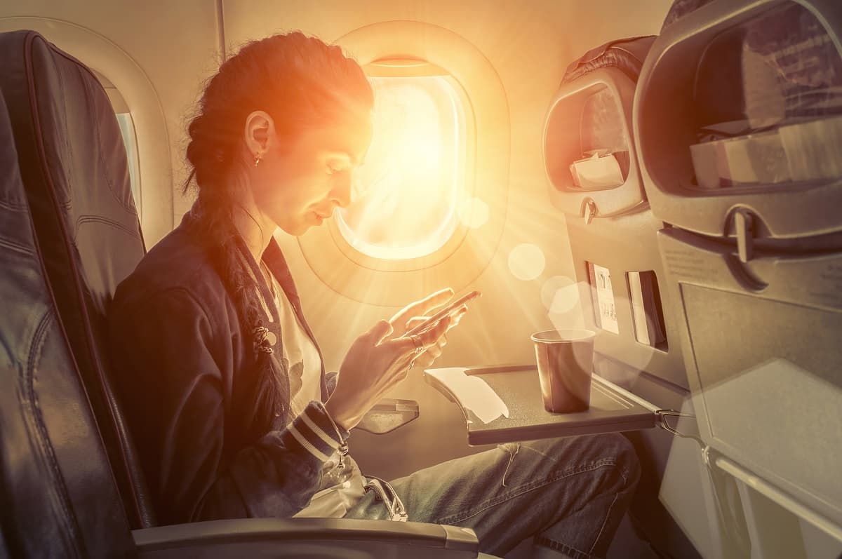 ¿El avión se puede caer si no apagas tu celular? Te explicamos qué pasa en verdad