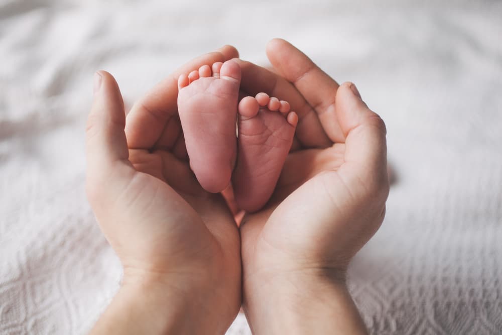 A mi bebé le huelen los pies ¿debo preocuparme o es normal?