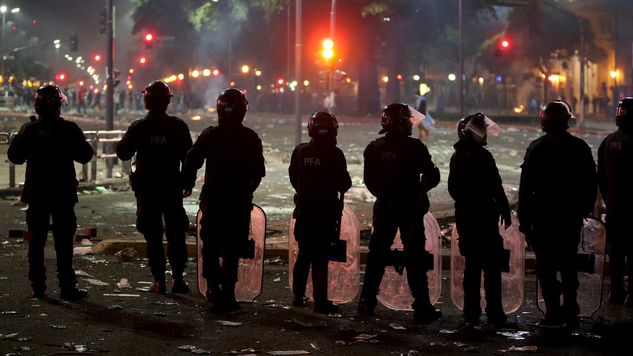 Están buscando a la señora de la foto levantando verduras: la historia detrás es indignante