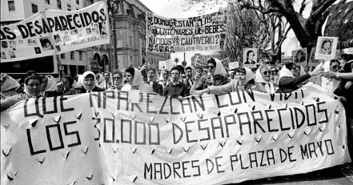¿Por qué las Madres y Abuelas de Plaza de Mayo llevan un pañuelo blanco en su cabeza?