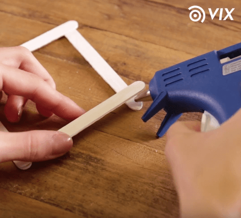 ¡Guarda los palitos de helado y crea este simple posavasos!