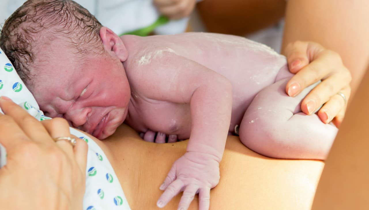 Los bebés nacen con un sebo blanco por este motivo (y no debe ser retirado)