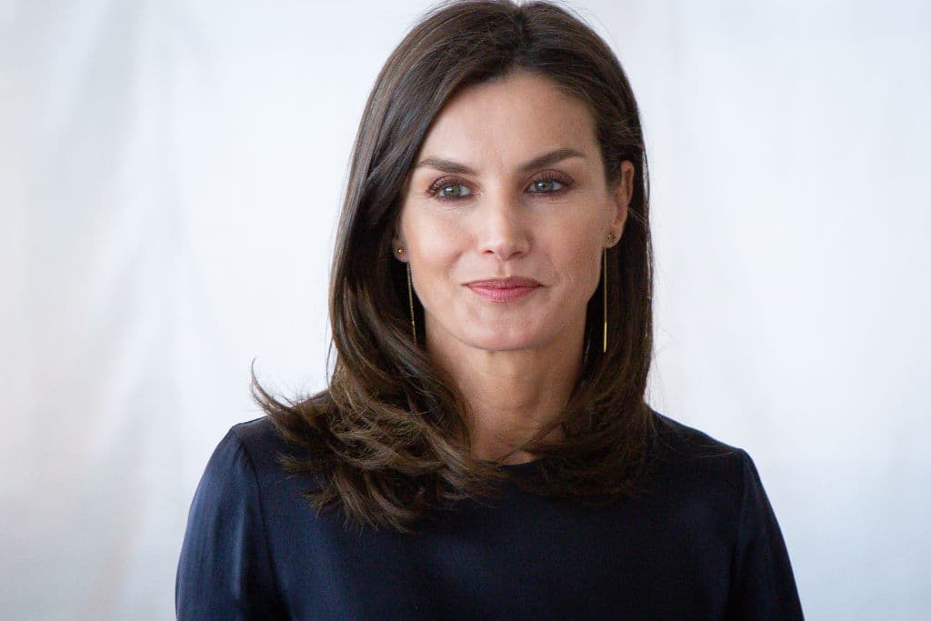 La reina Letizia es experta al combinar alpargatas: 7 elegantes looks para el verano