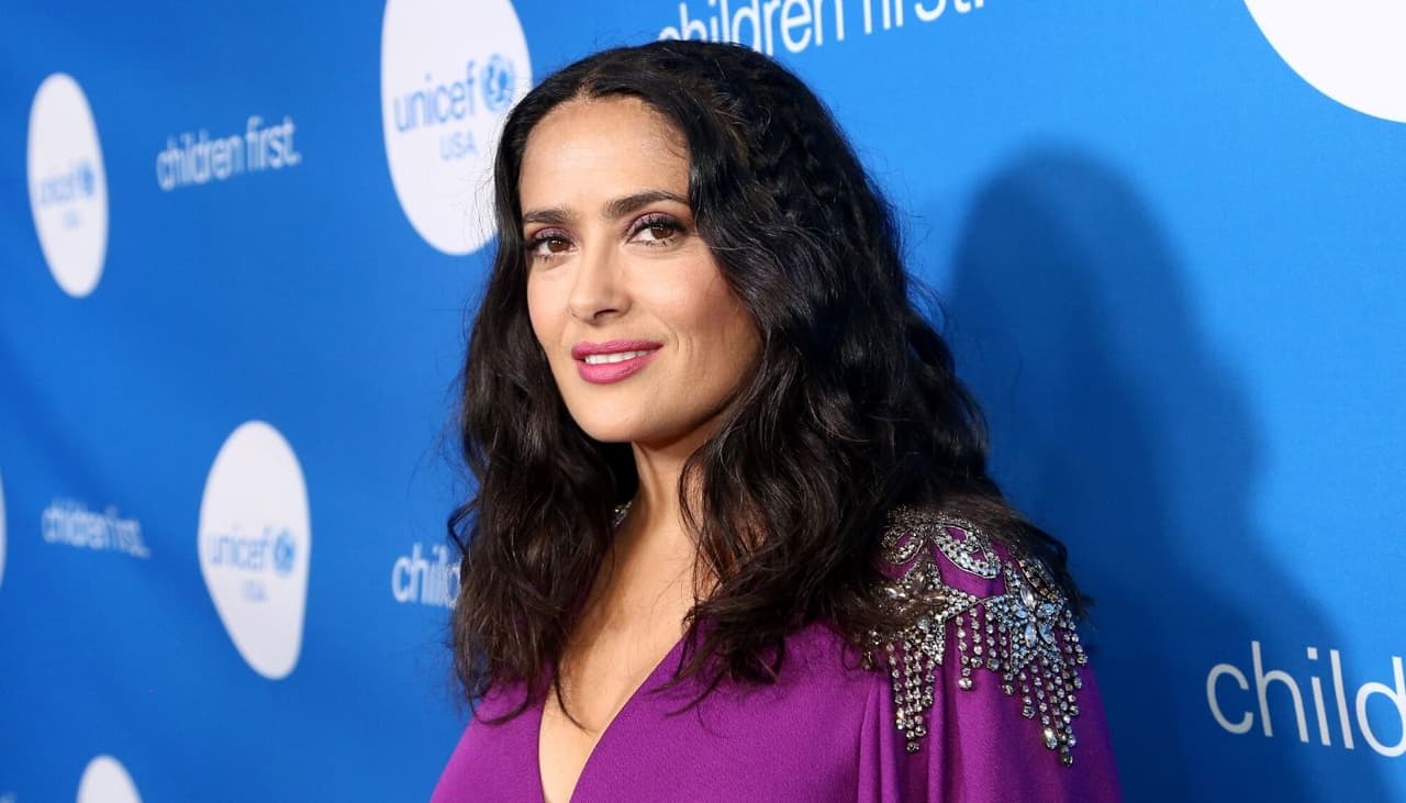 Terapia de luz LED contra las arrugas, el secreto de Salma Hayek para verse joven