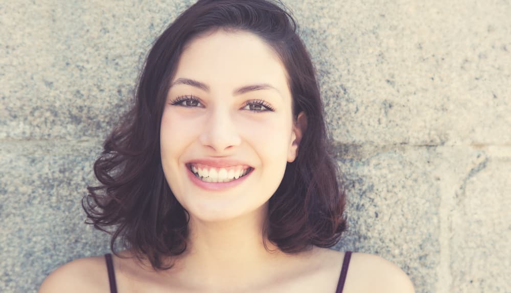 ¿El carbón activado en verdad desmancha los dientes?