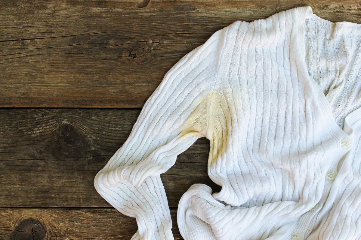 Elimina las manchas amarillas de tu ropa blanca sin usar cloro: trucos con ingredientes naturales