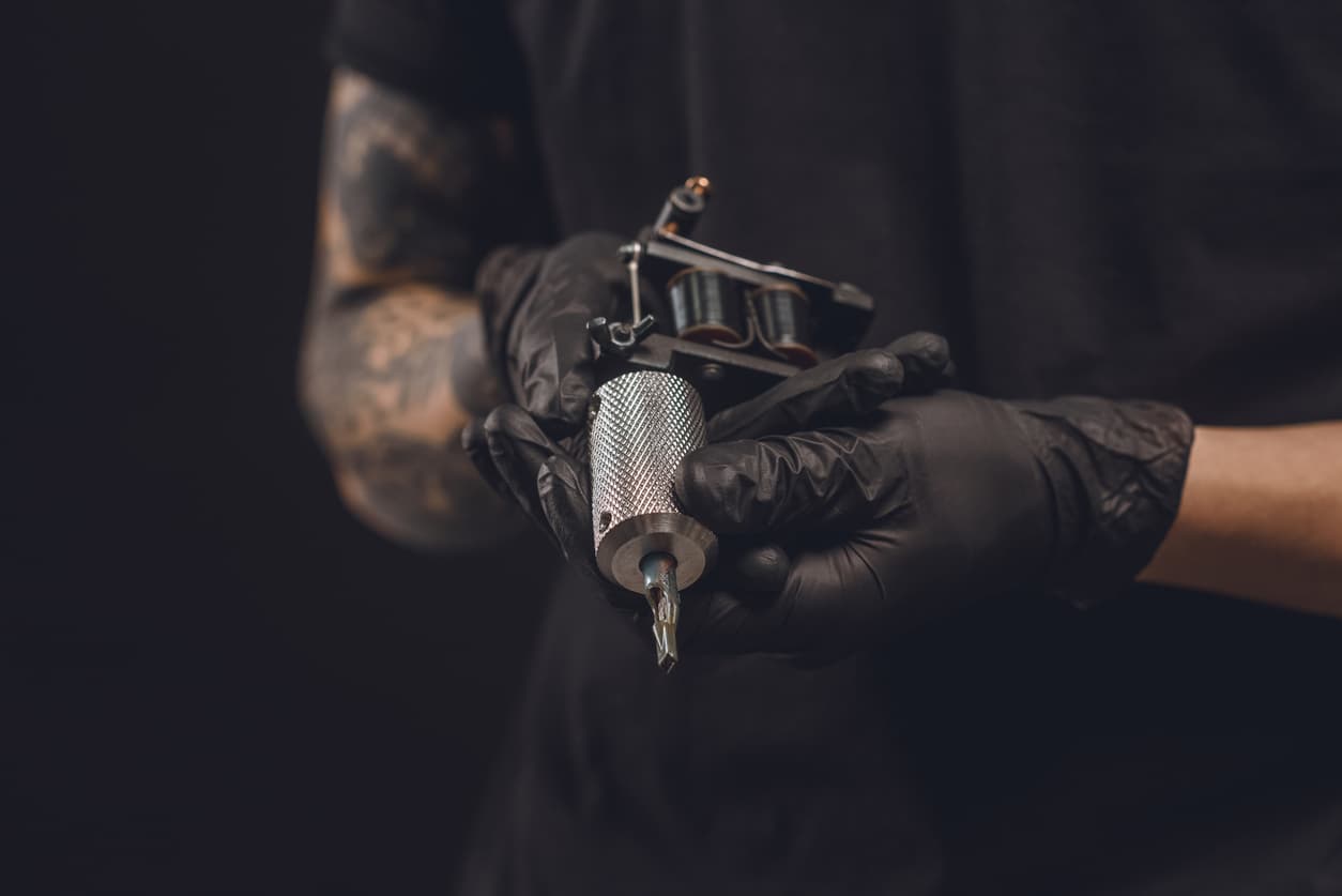 5 cosas que debes saber antes de tatuarte: mitos, dolor y cuidados después de hacerlo