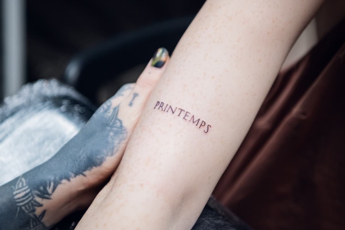 Tatuajes minimalistas para recordar un momento importante en tu vida (elegantes y femeninos)