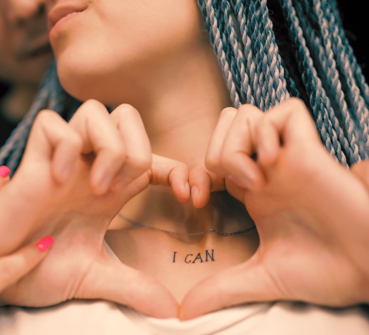 Tatuajes debajo del busto para mujeres que derrochan sensualidad y aman su cuerpo