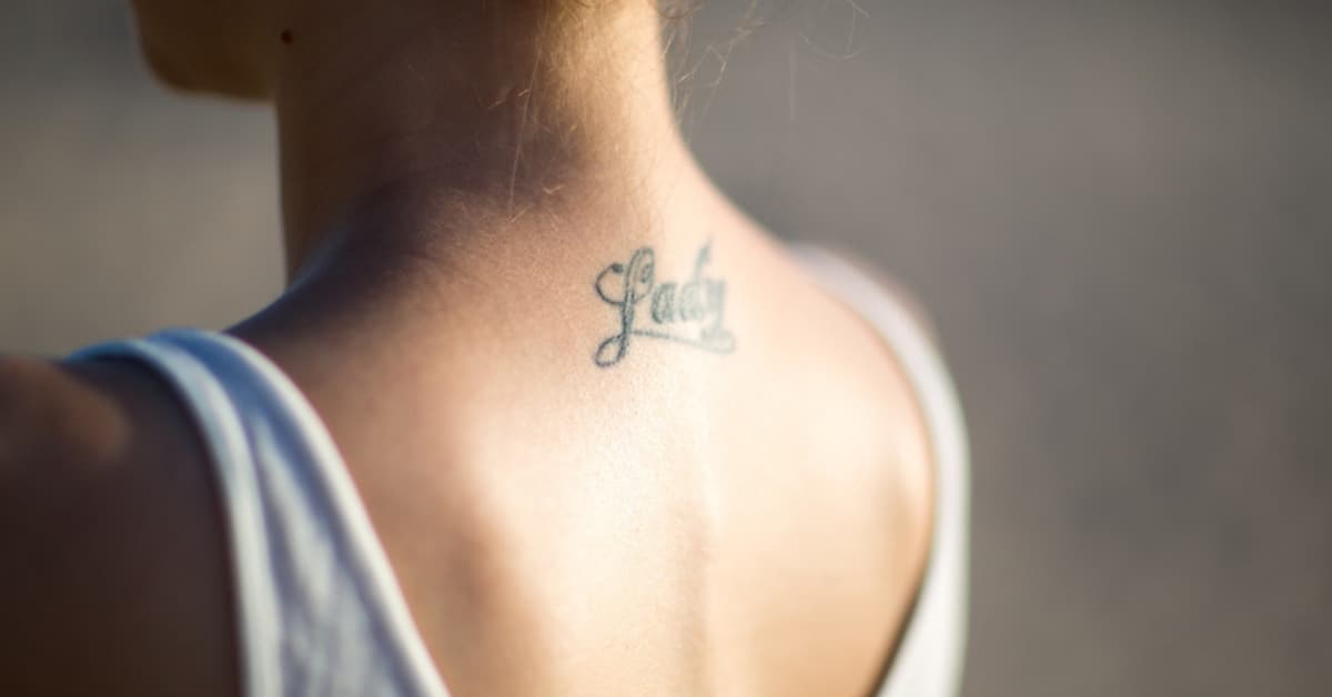 Tattoos minimalistas para la nuca y el cuello: 11 diseños discretos y originales