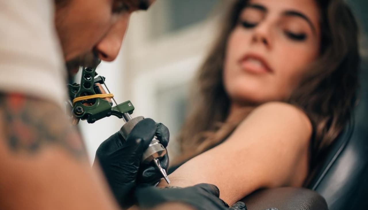 Hermosos tatuajes de flechas para las mujeres que siempre consiguen lo que quieren