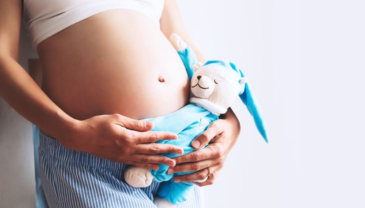 Tips para dormir más cómoda durante el embarazo: acostarte del lado izquierdo es uno de ellos