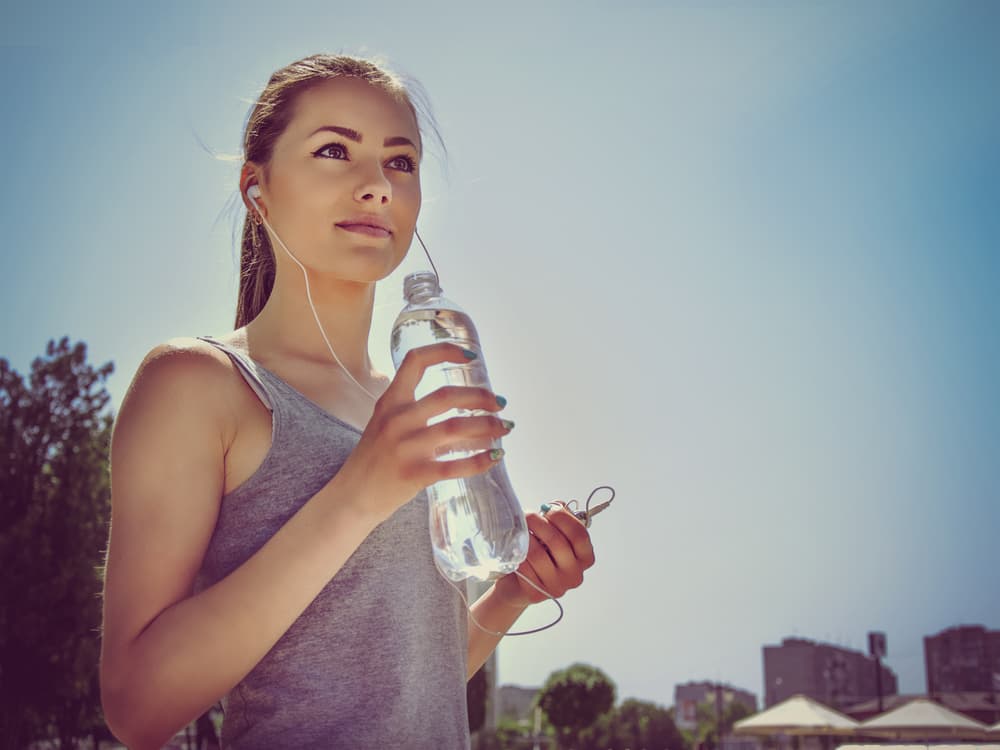 Tomar agua en exceso también es dañino para tu cuerpo, conoce los síntomas