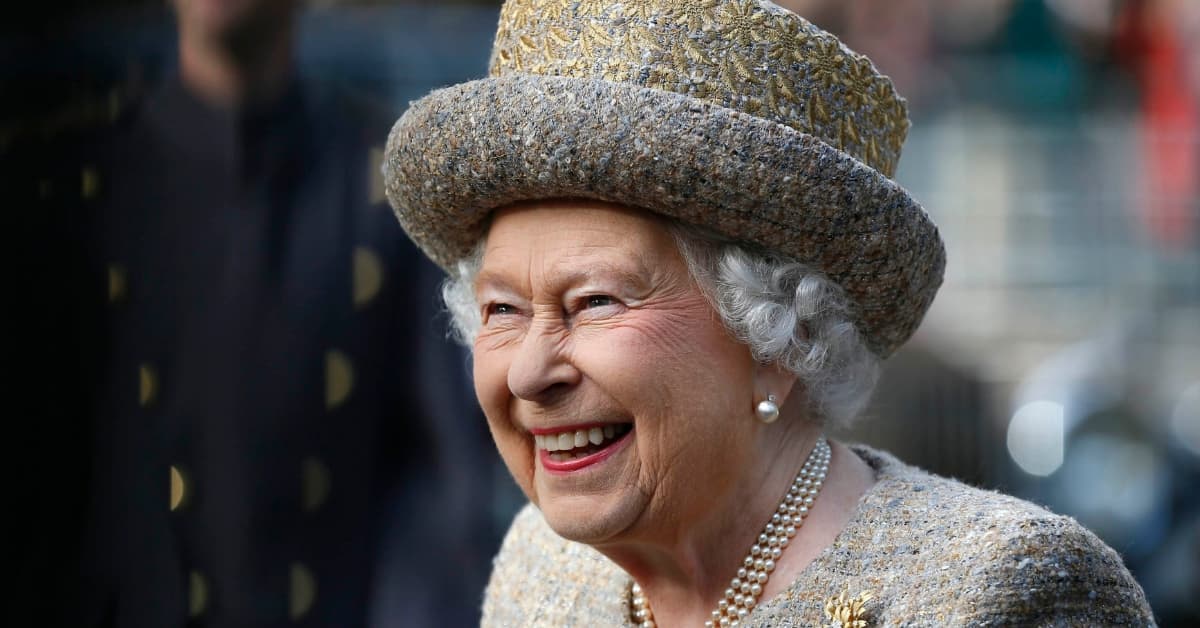 ¿Por qué la mano de la reina Isabel apareció llena de moretones?