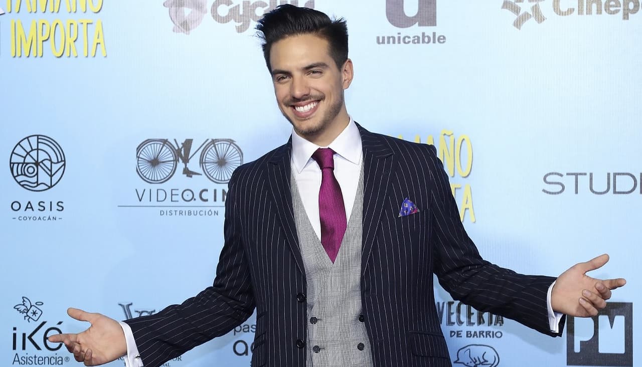 Vadhir Derbez enloqueció Tik Tok con su versión de '¡Qué linda te ves trapeando, Esperancita'!