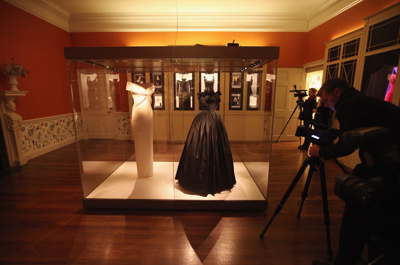 Este es el vestido negro y escotado de Lady Di que escandalizó a Reino Unido (y no es el de la venganza)