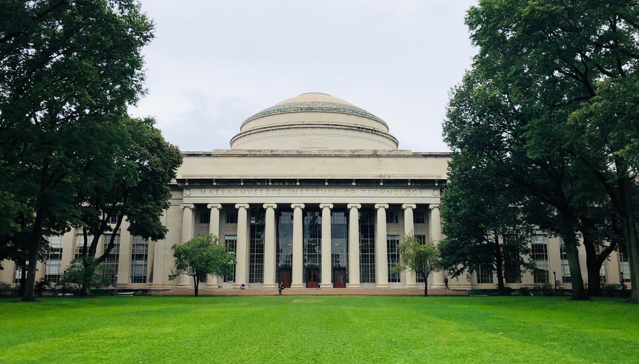 Por qué las nuevas matrículas de hispanos en grandes universidades de EEUU como el MIT, Amherst y Tufts están cayendo en picada